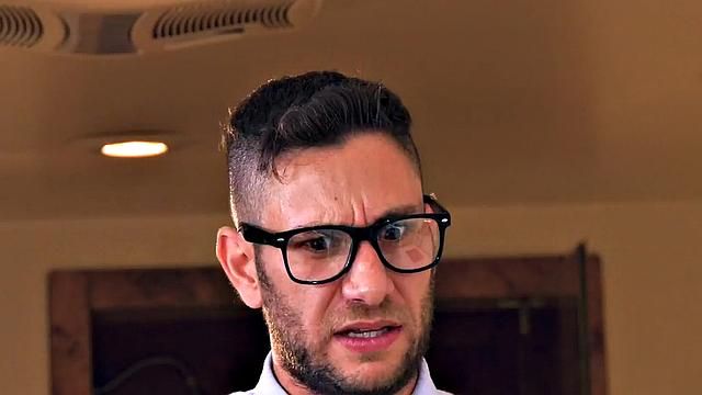 пышная жена разносит любовника, пока муж считает себя героем