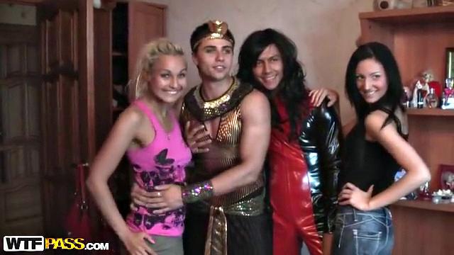 Блондинка с гангбэнгом в паре, пьянка не прошла зря - теперь все довольны.