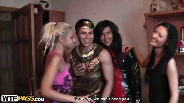 Блондинка с гангбэнгом в паре, пьянка не прошла зря - теперь все довольны.