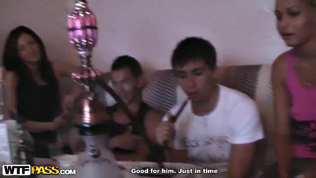 Блондинка с гангбэнгом в паре, пьянка не прошла зря - теперь все довольны.