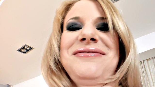 Грязная зрелая шлюха жёстко трахается втроём с похотливыми мужиками