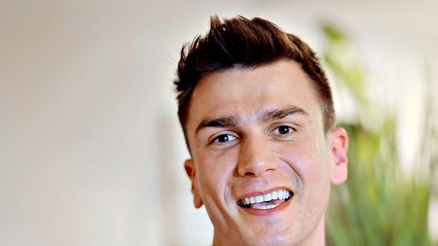 Dreamy chiseled stud in solo session tugging his shaft