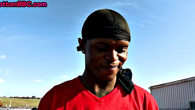 Black guy picked up and fucked outdoors by white top