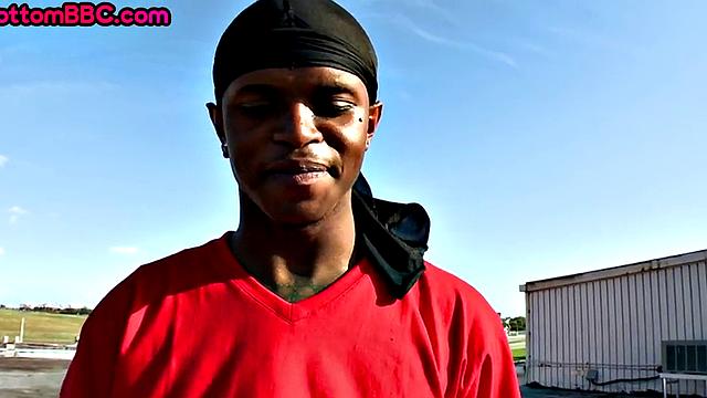 белый топ трахает черного парня на улице