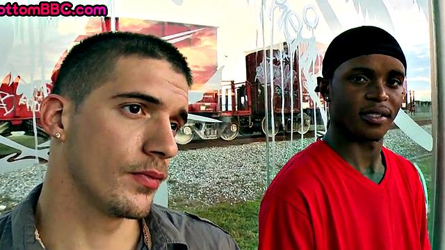 Black guy picked up and fucked outdoors by white top