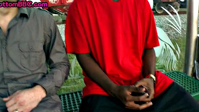 Black guy picked up and fucked outdoors by white top