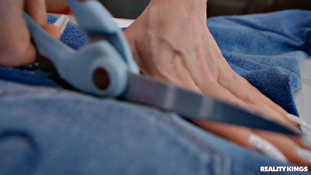 Дженнифер Уайт не выдерживает жары и соблазняет мастера на кухне, пока муж на работе.