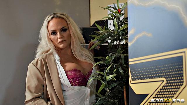 Горячие зрелые дамы трахаются втроём с управляющим в мотеле