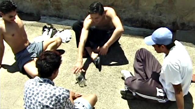 латиносы у бассейна: бутылочка сняла больше, чем одежду