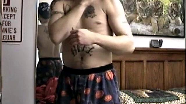 Мужик с мощным стояком жестко трахает рот подруги