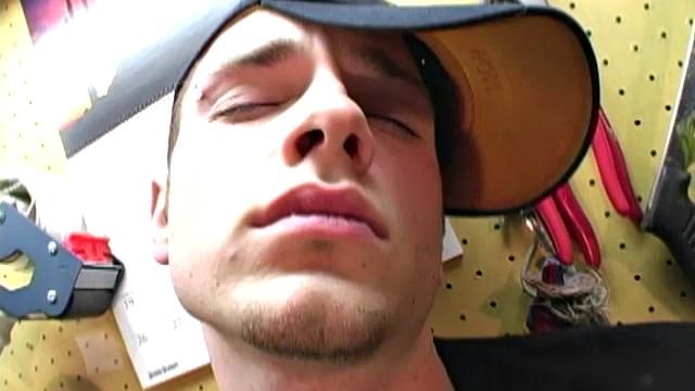 19-летний механик Коди Эшланд дрочит в гараже