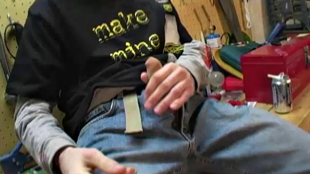 19-летний механик Коди Эшланд дрочит в гараже