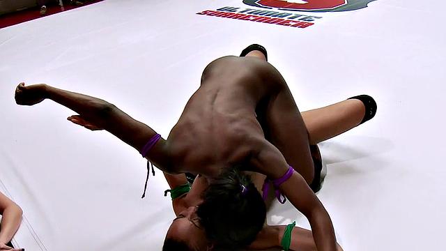 черная борчихa получает пальчики от трех девушек на масляном ковре