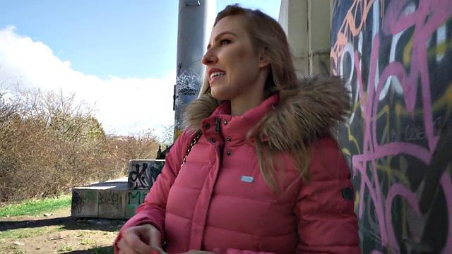 блондинка трахается с агентом за деньги pov