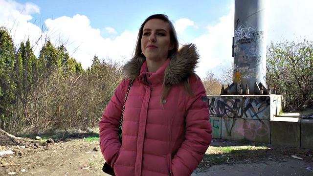 блондинка трахается с агентом за деньги pov