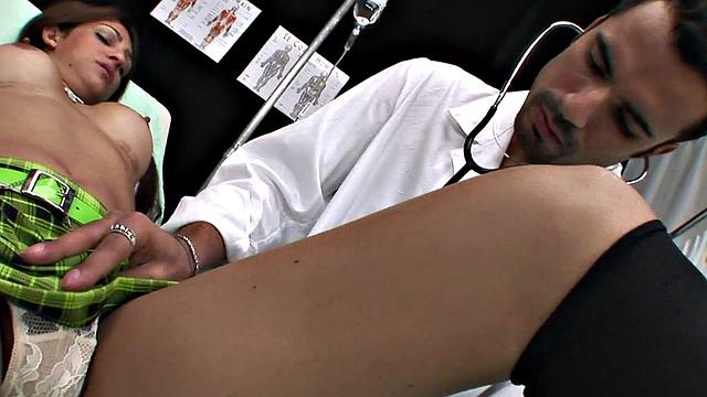 Сочная транса в белье жестко трахаeт доктора в жопу