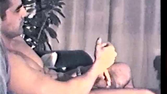 Застукал Зака за дрочкой и помог ему кончить рукой.