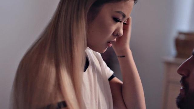 Маленькая азиатка с пирсингом скачет на большом белом хуе и стонет