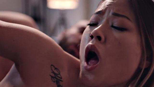 Маленькая азиатка с пирсингом скачет на большом белом хуе и стонет