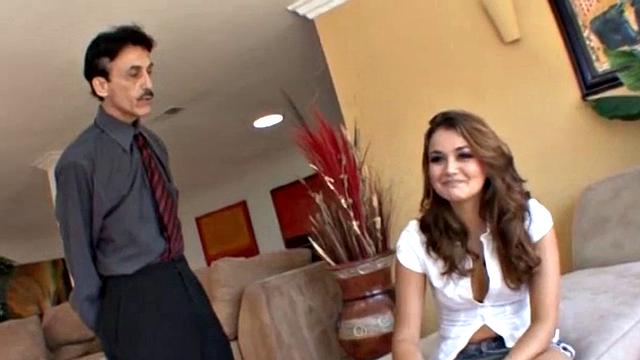 хрупкая брюнетка не выдерживает натиск опытного мужика