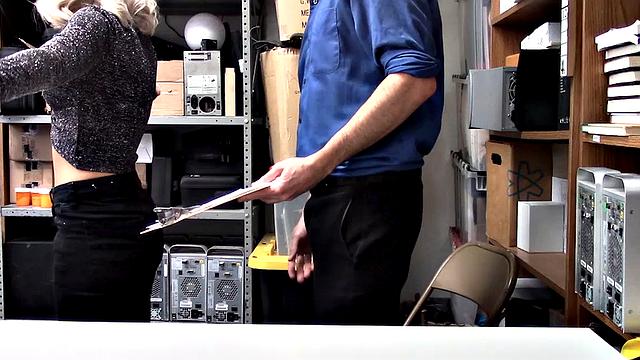 блондинка решила залезть, а попала в душ с копом и всей его бригадой