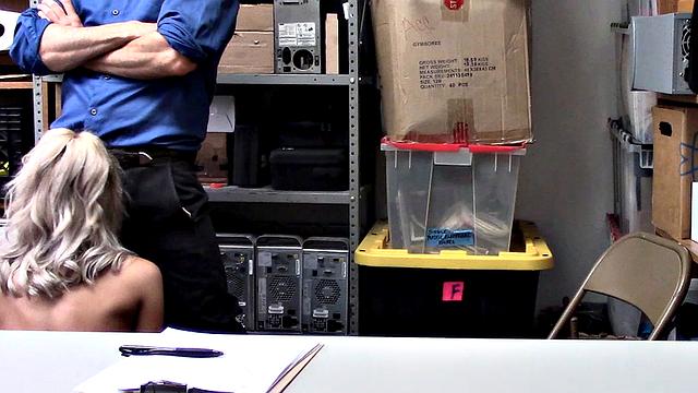 блондинка решила залезть, а попала в душ с копом и всей его бригадой