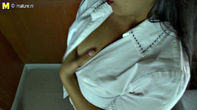 латинская зрелая хозяйка страстно играет с собой