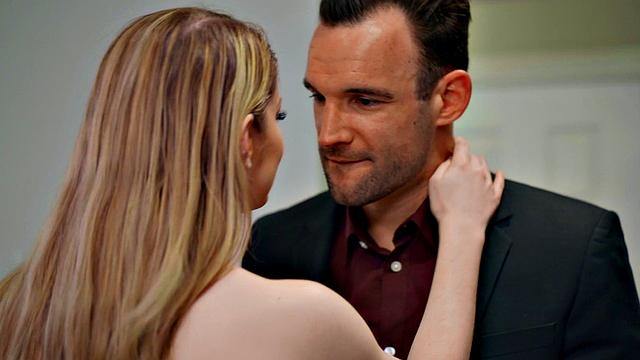 жаркая измена - зрелая хозяйка трахается на кухне с помощником