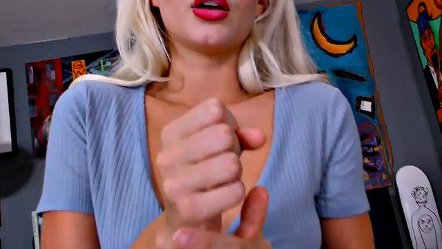 стройная малышка скачет сверху в pov и грязно шепчет на камеру