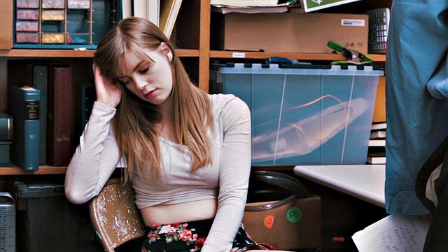 воровка трусиков попала в лапы секьюрити и отработала натурой