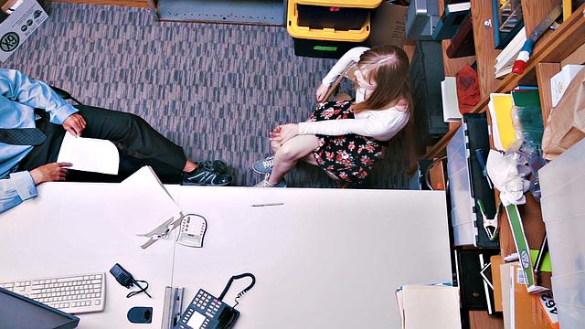 воровка трусиков попала в лапы секьюрити и отработала натурой