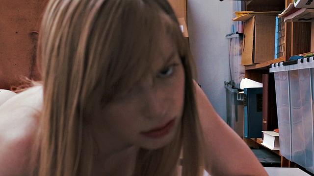 воровка трусиков попала в лапы секьюрити и отработала натурой