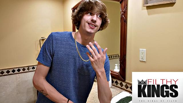 мачеха просит залить её киску спермой, не отказываю