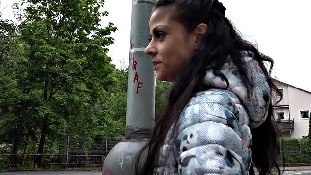 худая брюнетка шутит и сосёт прямо на улице - весело всем