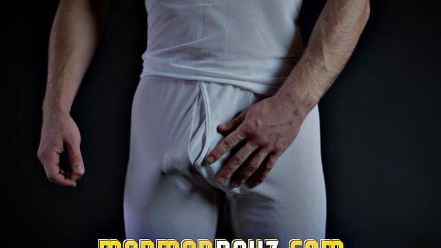 мускулистый папик жестко трахает покорного парня в наручниках