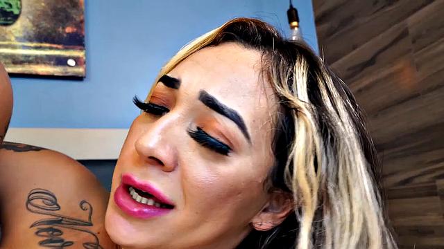 Twerking inked bootylicious TS in assbanged doggystyle