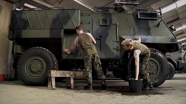 Колби и Джонни трахают армейских новобранцев в жопу - Колби Паркер и Джонни Касл