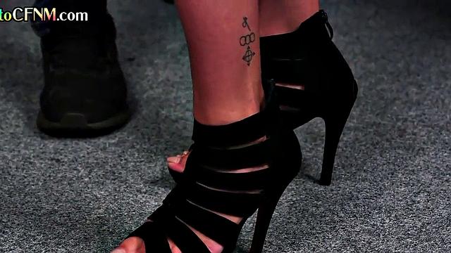 Cute CFNM encouraged by birds to give head