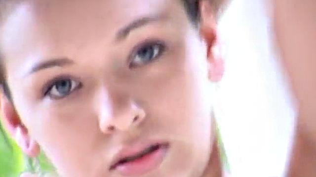 Миниатюрная брюнетка устроила шоу пальчикам на свежем воздухе