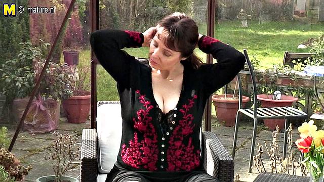 британская милфа с большими сиськами дрочит в саду