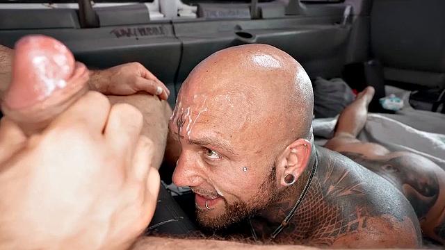 качок трахает парня в фургоне на улице