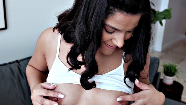 Мисси забивает на стеснение и дрочит прямо в объектив