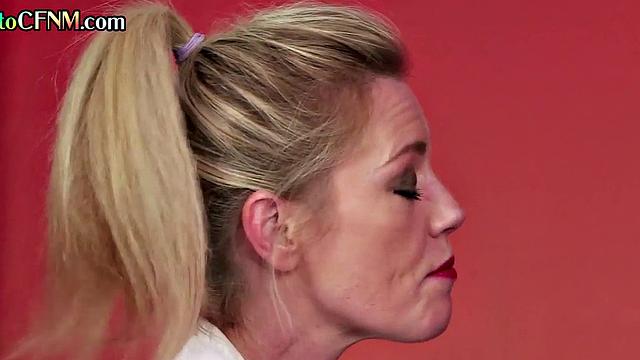 британка сосет, а извращенка milf кайфует на диване