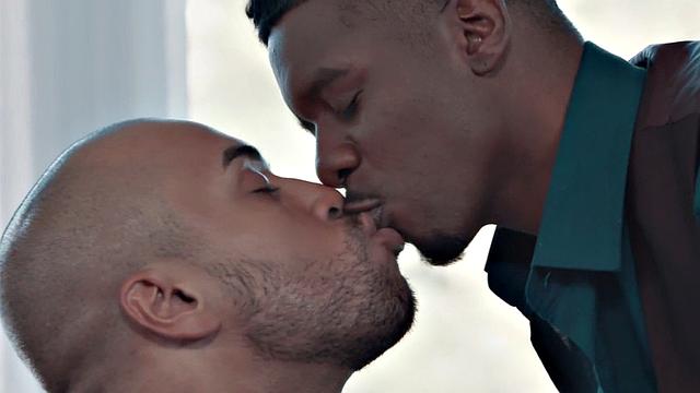 Черный актив еле уместил bbc в ненасытную задницу парня