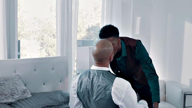 Черный актив еле уместил bbc в ненасытную задницу парня