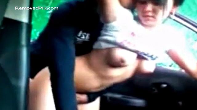 латинка трахается в машине на улице