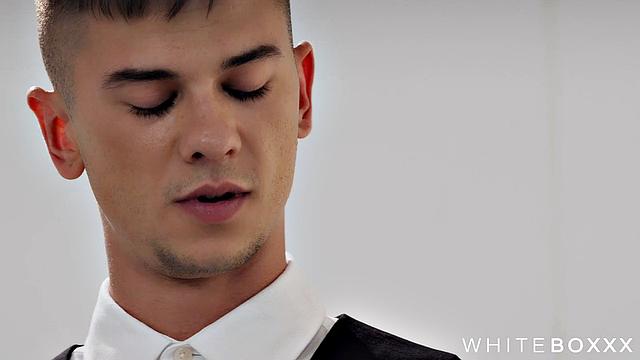 Натали Грейс доминирует над Томми Кабрио и Зааваади, заставляя обоих служить её страсти и наслаждению с игрушками и оргазмами подряд.