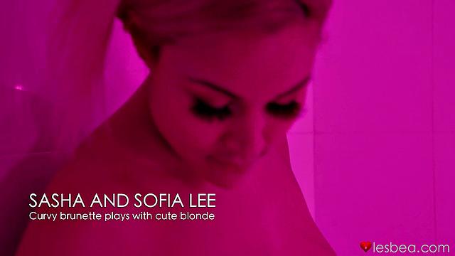 Curvy brunette plays with blonde