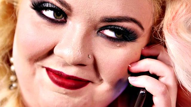 Сузуми жёстко трахают вдвоём прямо на диване