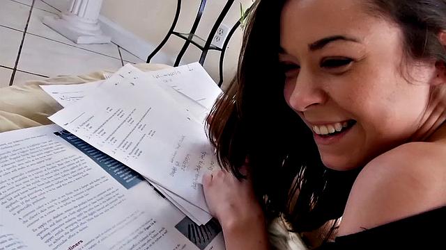 моя развратная девушка затаскивает скромную соседку в жаркий тройничок